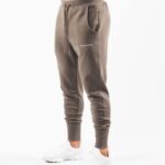 klær T442716 ørken taupe brun academy club jogger menn Alphalete